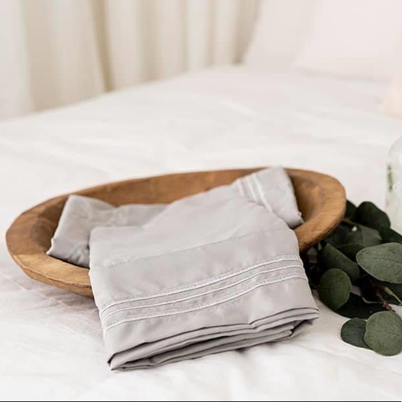 ✨SALE✨Full 4pc Light Grey Bedsheets - Picture 2 of 6